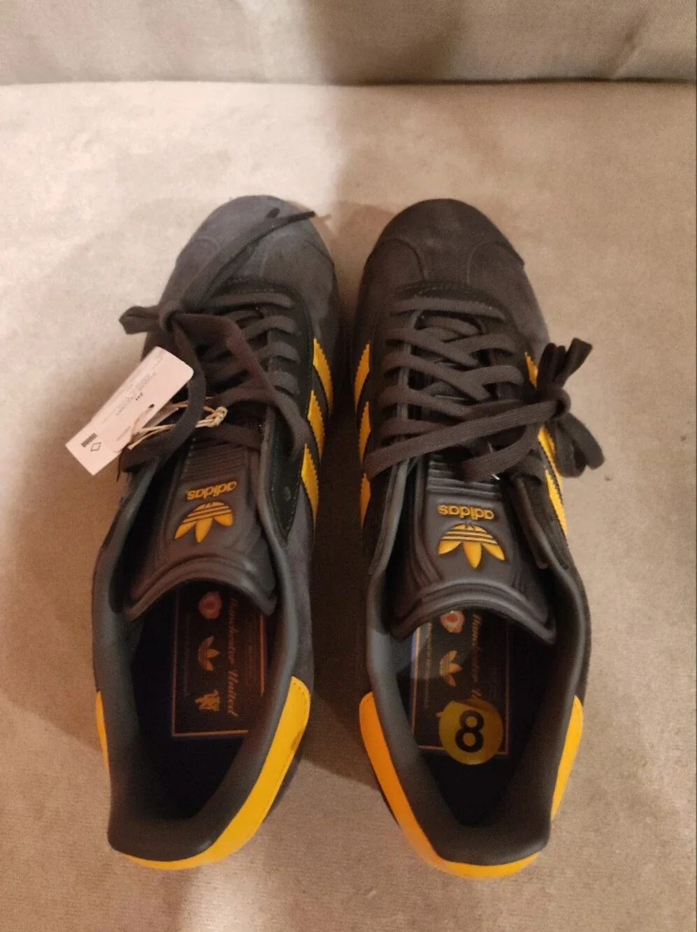 Adidas Gazelle Manchester United JR1410 Utility Black Yellow Gum Size 8 NW/OB